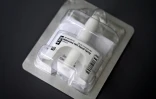 Un spray nasal contenant de la Naloxone, un médicament inversant rapidement une surdose d'opioïdes, dans le sac à dos d'un étudiant à Arlington, le 8 septembre 2023 en Virginie