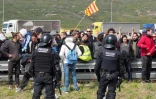 Des policiers font face à des séparatistes catalans qui bloquent une route, le 27 mars 2018 près de Figueras, en Espagne