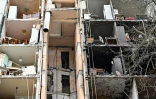 Un immeuble d'habitation à Kharkiv (Ukraine) endommagé par des bombardements russes, photographié le 5 avril 2022