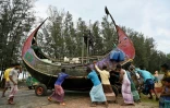 Des pêcheurs mettent un bateau à l'abri, à l'approche du cyclone Mocha, à Teknaf, au Bangladesh, le 13 mai 2023
