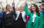 Michelle O'Neill (c), vice-présidente du Sinn Fein, fête sa réélection avec des membres du parti, le 6 mai 2022 à Magherafelt, en Irlande du Nord