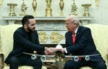 Le président américain Donald Trump serre les mains du président du Salvador, Nayib Bukele, lors d'une rencontre dans le bureau ovale de la Maison Blanche à Washington, le 14 avril 2025
