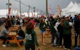 Le public au milieu des stands de la fête de l'Humanité à Brétigny-sur-Orge (Essonne), le 9 septembre 2022