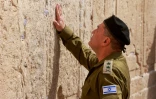 Le nouveau chef de l'armée israélienne, le lieutenant-général Eyal Zamir, visite le Mur des Lamentations dans la vieille ville de Jérusalem, le 5 mars 2025