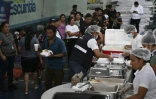 Des personnes évacuées reçoivent de la nourriture dans un centre d'accueil après avoir fui leur village à la suite de l'éruption du volcan de  Fuego à Escuintla, au Guatemala, le 4 août 2026