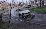 Photo diffusée sur le canal Telegram officiel du président ukrainien Volodymyr Zelensky, le 4 avril 2025, montrant une voiture détruite par une frappe de missile russe à Kryvyi Rig, dans la région de Dnipropetrovsk