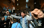 Des supporters de Naples fous de joie après avoir regardé sur écran géant l'égalisation de Naples contre l'Udinese, le 4 mai 2023 au stade Diego-Maradona à Naples 