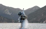 Photo fournie par les autorités nord-coréennes  montrant un test balistique sous-marin réalisé le 23 avril 2016 dans un endroit non spécifié