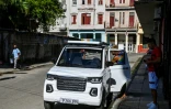 Une voiture électrique dans une rue de La Havane, le 25 mai 2022 à Cuba