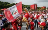Supporters péruviens en liesse près de l'université d'Etat Lomonossov de Moscou, le 14 juin 2018