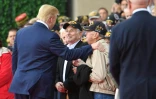 Donald Trump salue des vétérans américains le 6 juin 2019 au mémorial de Colleville-sur-Mer
