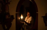 Elvia Helena Lozano, 72 ans, a ressorti la lampe à kérozène héritée de sa mère pendant la panne d'électricité qui frappe le pays, le 9 mars 2019