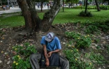 Un toxicomane s'injecte de l'héroïne dans un parc du centre de Medellin, en Colombie, le 19 mars 2022