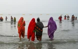 Des pèlerins rassemblés sur l'île de Sagar pour le festival religieux Gangasagar Mela, le 13 janvier 2022 en Indekm au sud de Calcutta, l'île de Sagar, pour Gangasagar Mela, grand festival religieux