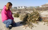 Toni Capretta à Surfside Beach où des sapins de Noël recyclés sont déposés pour sauver les dunes de sable rasées par les ouragans, le 16 janvier 2021 au Texas