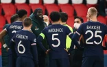 L'attaquant français de l'Istanbul Basaksehir, Demba Ba (g), s'adresse à l'arbire après l'interruption du match de groupes de la Ligue des champions contre le Paris-SG, au Parc des Princes, le 8 décembre 2020
