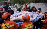 Des secouristes transportent une personne blessée après le séisme de magnitude 6,6 qui a frappé la province du Sichuan, dans le sud-ouest de la Chine, le 5 septembre 2022