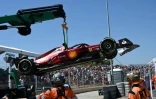 La Ferrari du Monégasque Charles Leclerc évacuée après sa sortie de route lors du GP de France de F1 au Castellet le 24 juillet 2022