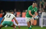 L'ouvreur irlandais Johnny Sexton (d) contre l'Afrique du Sud, le 23 septembre 2023 au Stade de France