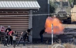 Un engin explosif lancé par des Palestiniens devant un véhicule blindé israélien, lors d'une opération à Jénine, le 19 juin 2023 en Cisjordanie occupée