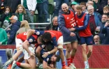 Damian Penaud (C) célébré par ses coéquipiers après avoir inscrit son 38e essai avec le XV de France, le 8 mars 2025 à Dublin lors du match du Tournoi des six nations contre l'Irlande