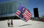 Des partisans de Donald Trump secouent un drapeau à son effigie à Tulsa, dans l'Oklahoma, le 18 juin 2020