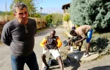 Le maire de Bruniquel Michel Montet avec les migrants qui viennent d'arriver dans son village, le 27 octobre  2016