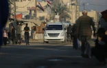 Un véhicule du Hamas transportant les otages israéliens libérés roule dans Deir el-Balah le 13 octobre 2025