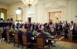 Le président ukrainien Volodymyr Zelensky (c) lors de sa rencontre avec le secrétaire général de l'Otan Mark Rutte, le Premier ministre britannique Keir Starmer, le président français Emmanuel Macron, le président américain Donald Trump, le président finlandais Alexander Stubb, la Première ministre italienne Giorgia Meloni, le chancelier allemand Friedrich Merz et la présidente de la Commission européenne Ursula von der Leyen à la Maison Blanche, le 18 août 2025 à Washington