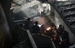 Des habitants et secouristes fouillent un immeuble touché par une frappe israélienne dans le quartier Shoujaiya de Gaza-ville, le 10 avril 2025