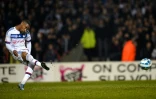 L'attaquant de Lyon Claudio Beauvue transforme un penalty contre Tours, en Coupe de la Ligue, le 16 décembre 2015 à Gerland