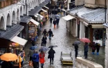Des passants dans les rues inondées de Venise, le 15 novembre 2019