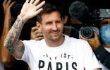 La superstar argentine Lionel Messi salue les supporters du PSG à son arrivée à l'aéroport du Bourget, au nord de Paris, le 10 aoùut 2021