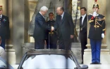 Lionel Jospin, Premier ministre démissionnaire, salue le président Jacques Chirac sur le perron de l'Elysée, le 6 mai 2002
