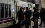 La jeune activiste suédoise Gretha Thunberg embarque à bord d'un train de nuit pour Madrid à la gare Santa Apolonia de Lisbonne, le 5 décembre 2019