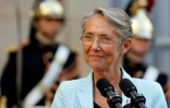 La Première ministre Elisabeth Borne dans la cour de l'hôtel Matignon à Paris, le 16 mai 2022