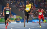 Usain Bolt échange avec le Canadien Andre de Grasse à l'arrivée de leur demi-finale du 200 m aux Jeux de Rio, le 17 août 2016
