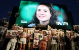 La photo d'une otage israélienne est projetée pendant une manifestation anti-gouvernementale réclamant la fin de la guerre à Gaza et un accord permettant le retour des otages, à Tel-Aviv le 26 juillet 2025
