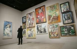 Un visiteur à l'exposition "Picasso.mania" le 6 octobre 2015 au Grand Palais à Paris