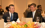 Photo diffusée le 29 mai 2026 par le ministère de la Défense de Singapour, montrant le ministre singapourien de la Défense, Chan Chun Sing (d) et le secrétaire américain à la Défense, Pete Hegseth, en marge du Sommet du Dialogue de Shangri-La à Singapour
