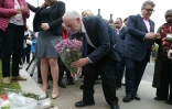 Le chef du Parti travailliste Jeremy Corbyn dépose une gerbe à la mémoire de Jo Cox lors d'une veillée à Parliament square à Londres le 16 juin 2016