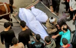 Des Palestiniens transportent dans une charette les dépouilles de proches tués dans une frappe israélienne, à Gaza-ville le 18 mars 2025