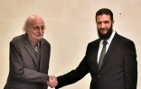 Walid Joumblatt (G), chef druze libanais, serre la main du nouveau dirigeant syrien Ahmad al-Chareh (D) lors d'une visite à Damas, le 22 décembre 2024