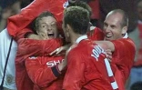 L'attaquant de Manchester United, Ole Gunnar Solskjaer est félicité par ses coéquipiers, après avoir marqué le but de la victoire, 2-1 face au Bayern Munich, lors de la finale de la Ligue des Champions, le 26 mai 1999 au Camp Nou à Barcelone