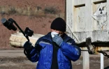 Un employé vérifie le niveau de radioactivité d'un camion transportant des déchets nucléaires de l'époque soviétique à Min-Kush, le 18 octobre 2024 au Kirghizstan