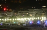 Un hélicoptère au dessus de la Promenade des Anglais peu après l'attaque terroriste le 15 juillet 2016 à Nice