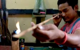Un artisan fabrique des flèches en bambou, le 25 août 2018 à Thimphou, au Bhoutan