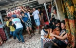 Des personnes endeuillées assistent aux funérailles d'un noble à Waingapu, sur l'île de Sumba, le 26 juin 2026 en Indonésie