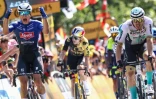 Le cycliste belge Jasper Philipsen (à gauche), son compatriote Wout Van Aert (au centre) et l'Allemand Phil Bauhaus (à droite) lors de la 3e étape du Tour de France, à Bayonne, le 3 juillet 2023