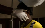 Un médecin examine une femme infectée par la variole du singe dans une zone de quarantaine du centre de Médecins sans Frontières, en octobre 2018 à Zomea Kala, en Centrafrique
